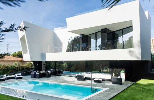 Vallpineda Villa | Villa Magnolia, villa de lujo moderna con piscina privada, capacidad para 6 personas
