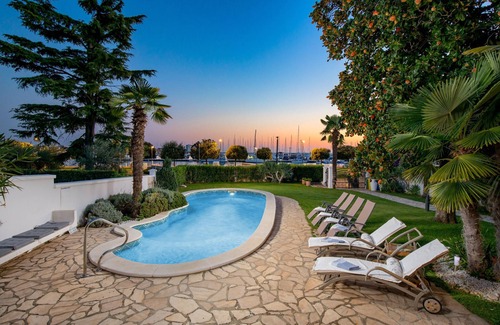 Umag Villa | Villa Magnolia in Umag for 10 persons - beachfront - with sea view, jacuzzi and fitness area