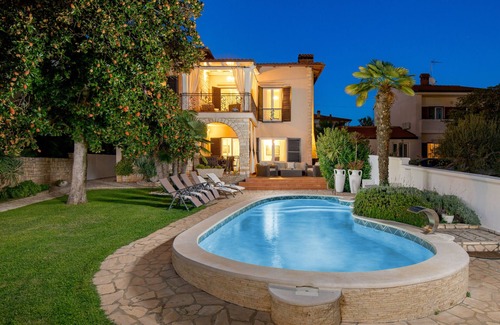Umag Villa | Villa Magnolia in Umag for 10 persons - beachfront - with sea view, jacuzzi and fitness area