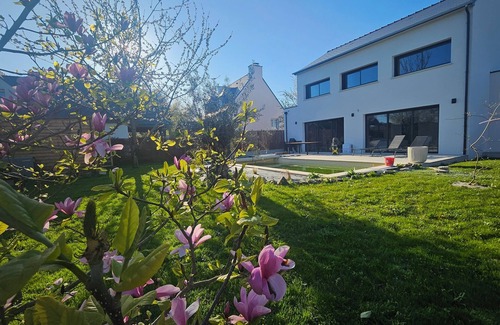 Binic Villa | Villa Magnolia: On the seafront with swimming pool