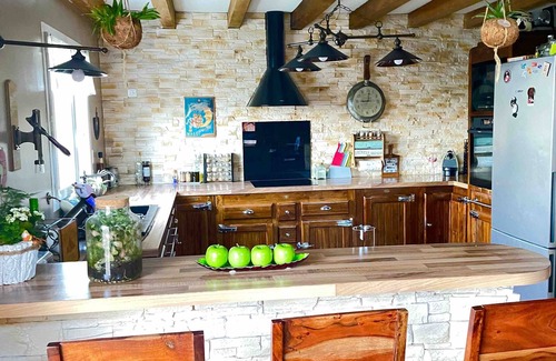 Ayherre Villa | Villa 'Maison Atypique Au Pays Basque' con vistas a la montaña, Wi-Fi y aire acondicionado