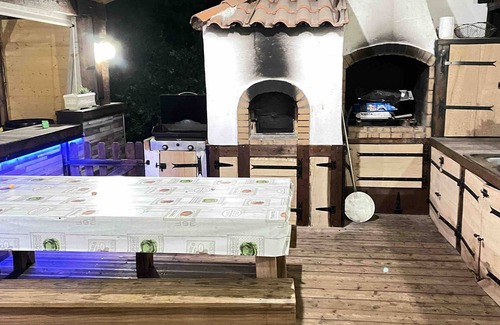 Ayherre Villa | Villa 'Maison Atypique Au Pays Basque' con vistas a la montaña, Wi-Fi y aire acondicionado