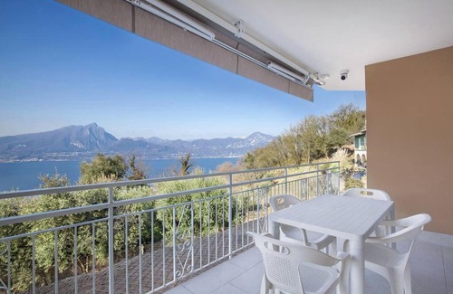Albisano Apartamento | Villa Malù - APT Amalia - Piscina e vista lago
