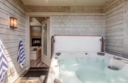 Manzanita Casa | Villa Manzanita by AvantStay Hot Tub 1 Block to BeachTown Chefs Kitchen