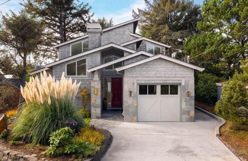Manzanita Casa | Villa Manzanita by AvantStay Hot Tub 1 Block to BeachTown Chefs Kitchen