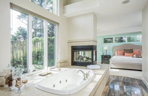 Manzanita Casa | Villa Manzanita by AvantStay Hot Tub 1 Block to BeachTown Chefs Kitchen