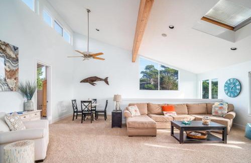Manzanita Casa | Villa Manzanita by AvantStay Hot Tub 1 Block to BeachTown Chefs Kitchen