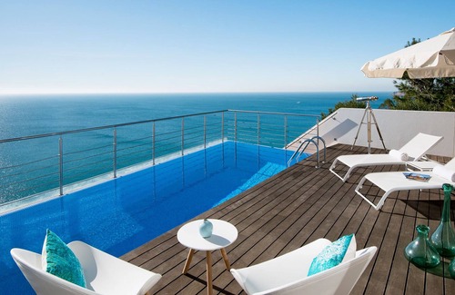 Salema Villa | Villa Mar Azul - Vista al mar de 6 habitaciones con piscina infinita privada
