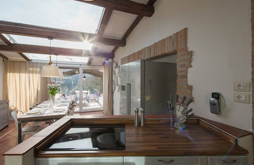 Montecolognola Villa | Villa Marghi, villa moderna con piscina infinita con vistas al lago Trasimeno