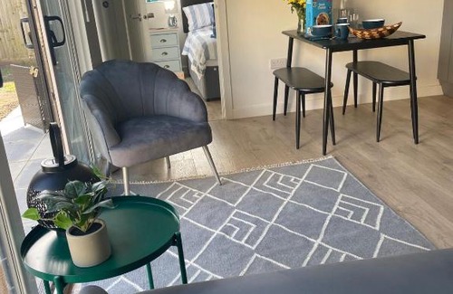 Bournemouth Casa | Villa Maria Garden Lodge - 2 Mins to Beach - Coastal - Large Garden - Modern