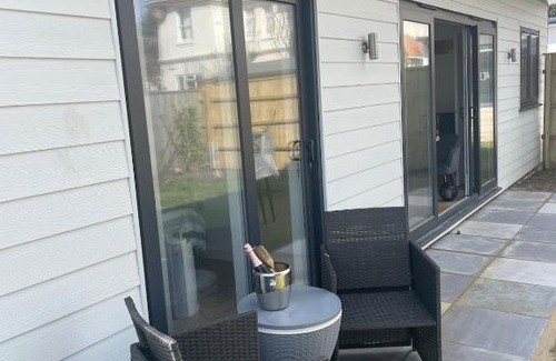 Bournemouth Casa | Villa Maria Garden Lodge - 2 Mins to Beach - Coastal - Large Garden - Modern