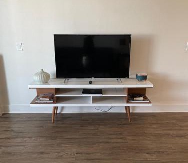 Marina del Rey Apartamento | Villa Marina - Luxe, Spacious, Gated, 2 Master Suites in TRUE Marina Del Rey