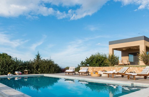 Chania Villa | Villa Mariposa-Luxury & Sunny con piscina privada / vistas panorámicas al mar y la ciudad