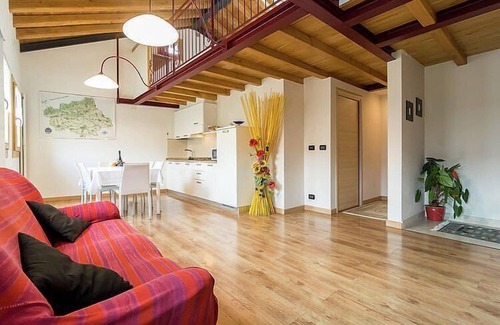 Miane Casa | Villa Marsica C: Un acogedor apartamento de dos pisos rodeado de un hermoso paisaje.