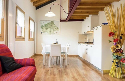 Miane Casa | Villa Marsica C: Un acogedor apartamento de dos pisos rodeado de un hermoso paisaje.