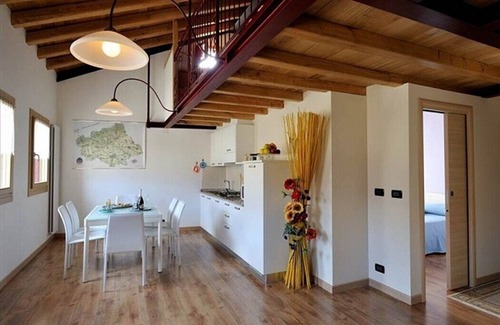 Miane Casa | Villa Marsica C: Un acogedor apartamento de dos pisos rodeado de un hermoso paisaje.