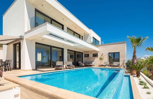 Businci Villa | Villa Maxime with Heated Pool