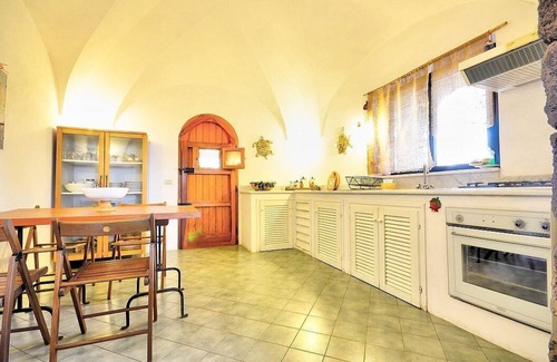 Pantelleria Casa | Villa Meriggio B: A characteristic dammuso with the fascination of the typical and ancient houses of the island.