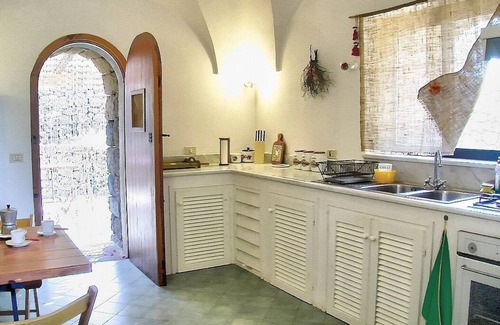 Pantelleria Casa | Villa Meriggio B: A characteristic dammuso with the fascination of the typical and ancient houses of the island.