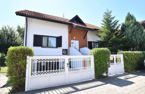 Kladovo Villa | Villa Mina - casa moderna con piscina para 12 personas