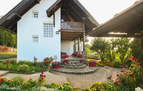 Mackat Villa | Villa Mira