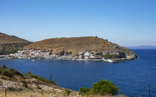 Korissia Casa | Villa Mirsini, a 5 minute walk from 2 beaches