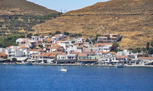 Korissia Casa | Villa Mirsini, a 5 minute walk from 2 beaches