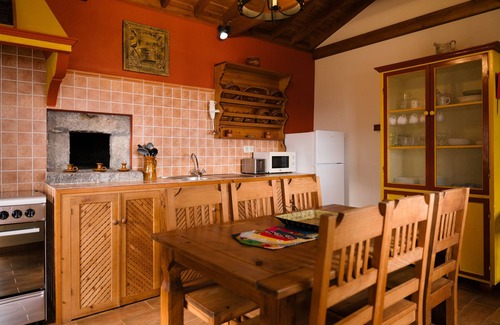 Sao Roque do Pico Cabaña | Villa Misterio offers a beautiful and traditional home away from home.