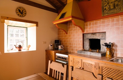Sao Roque do Pico Cabaña | Villa Misterio offers a beautiful and traditional home away from home.