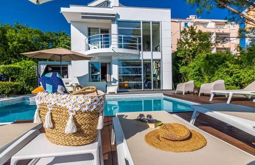 Dramalj Villa | Casa vacacional con piscina y jacuzzi