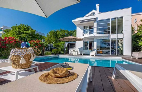 Dramalj Villa | Casa vacacional con piscina y jacuzzi