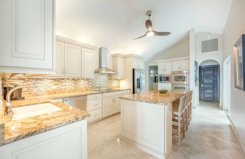 South Sound Casa | Villa Mora: Luxe Beachfront Villa w/ Backyard Snorkeling, Pool, Spa + Outdoor Kitchen
