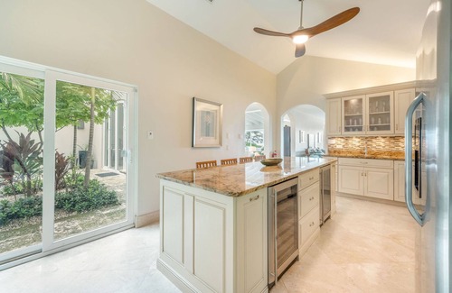 South Sound Casa | Villa Mora: Luxe Beachfront Villa w/ Backyard Snorkeling, Pool, Spa + Outdoor Kitchen