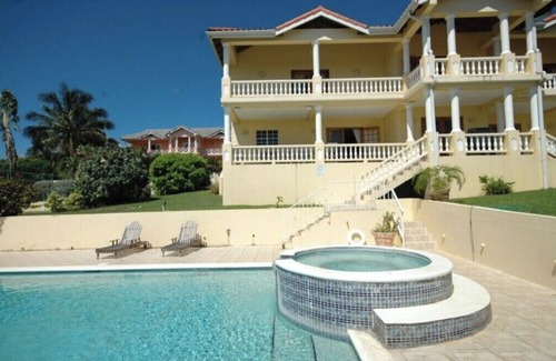 Lambeau Villa | Villa Motts