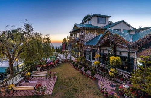 Kumarhatti Casa | Villa Mountain Crest Kasauli with Treehouse , Sundeck & Breakfast