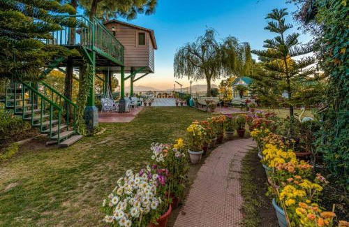 Kumarhatti Casa | Villa Mountain Crest Kasauli with Treehouse , Sundeck & Breakfast
