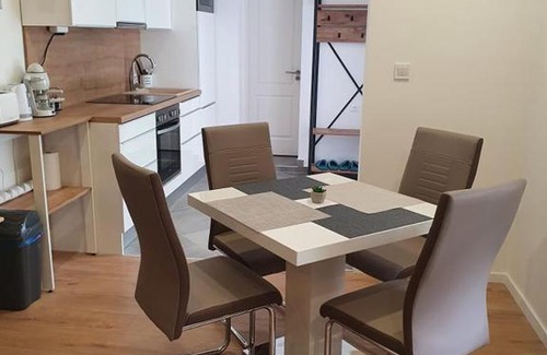 Pecs Apartamento | VILLA NEAPOLiS