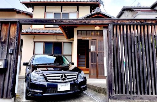 Kita Ward Casa | Villa near Kinkakuji 金閣寺周辺 貸切町屋 無料駐車場 メルセデス貸出 Pets OK