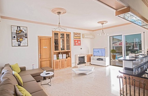 Paralimni Villa | Villa Nekta - Villa de lujo de 5 dormitorios con excelente área de piscina - Gimnasio casero
