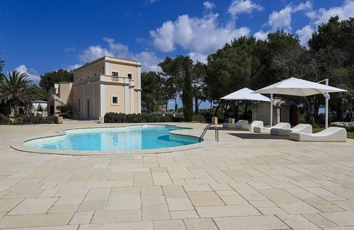 Nardo Villa | Villa Neva: una espléndida y luminosa villa histórica de dos pisos situada en una zona montañosa.
