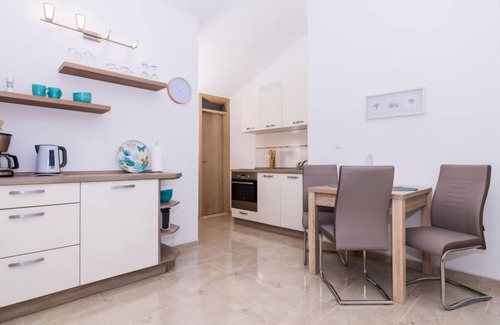Okrug Gornji Apartamento | Villa Nikaroni by Interhome
