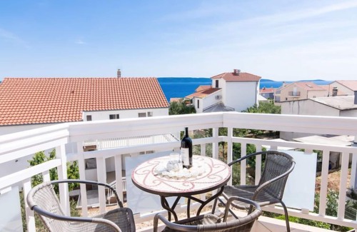 Okrug Gornji Apartamento | Villa Nikaroni by Interhome