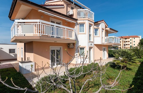 Okrug Gornji Apartamento | Villa Nikaroni by Interhome