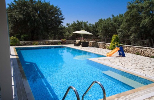 Nidri Villa | -15%: Villa Niriides - Villa privada aislada con piscina muy grande