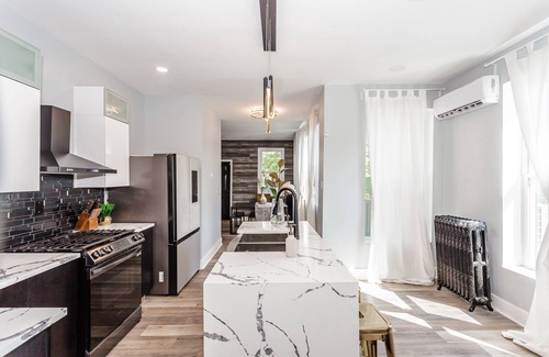 North Kenwood Casa | Villa Noir Chicago Victorian home 7 min to downtown, museums, shops & the beach