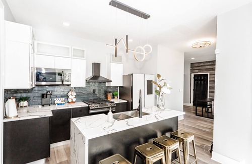 North Kenwood Casa | Villa Noir Chicago Victorian home 7 min to downtown, museums, shops & the beach
