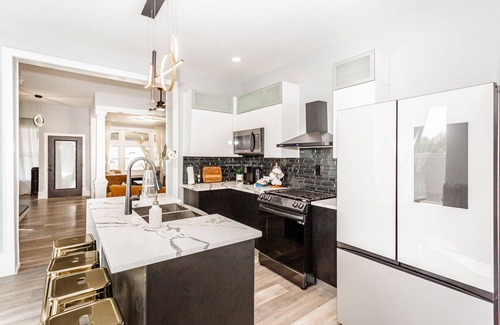 North Kenwood Casa | Villa Noir Chicago Victorian home 7 min to downtown, museums, shops & the beach