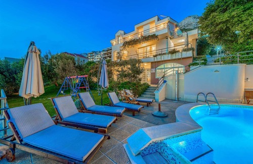Moca Villa | Villa Nugal - 5 bedroom Family Villa with Heated Pool in Makarska