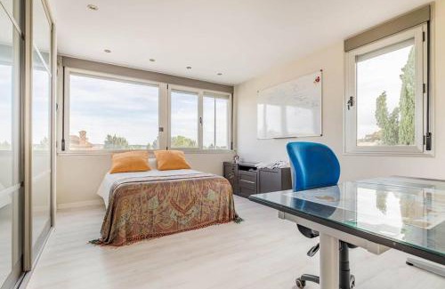 Villanueva del Pardillo Villa | Villa Oasis en Madrid con 3Hab, 4baños y elegante piscina