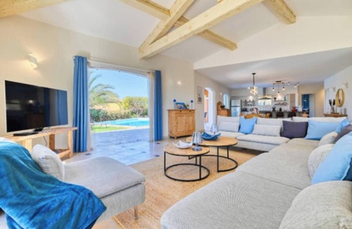 Sanary-sur-Mer Apartamento | Villa Oasis – A Luxurious Getaway with Pool & Panoramic Sea Views